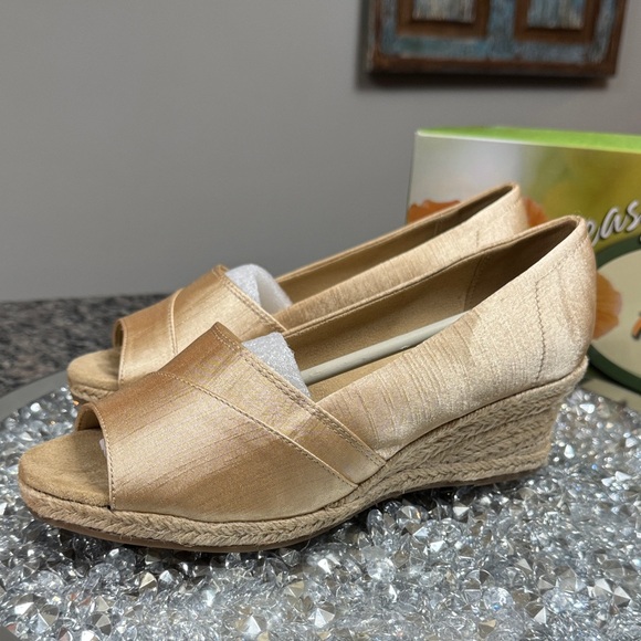 Women’s Jasper Champagne gold satin Espadrille Wedge Slip-On Shoes NEW 8 Wide - Picture 8 of 13
